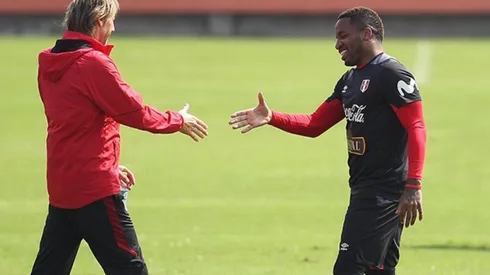 Farfán metió uno de los goles más importantes de la historia del Perú.