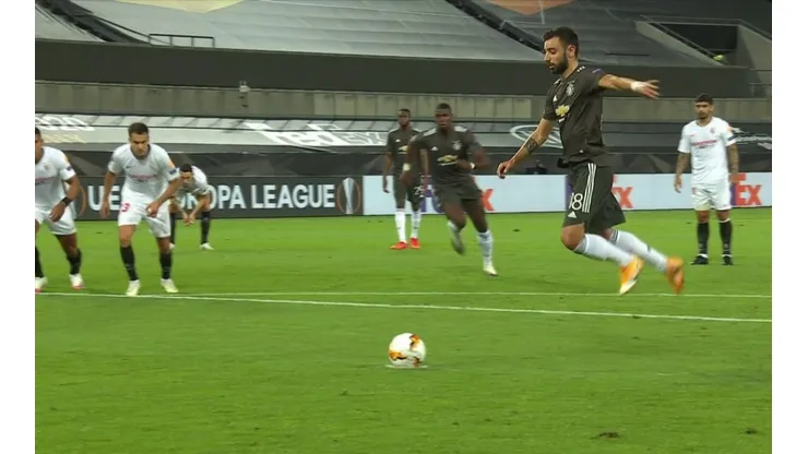 United ya le gana al Sevilla: Bruno Fernandes clavó un golazo de penal