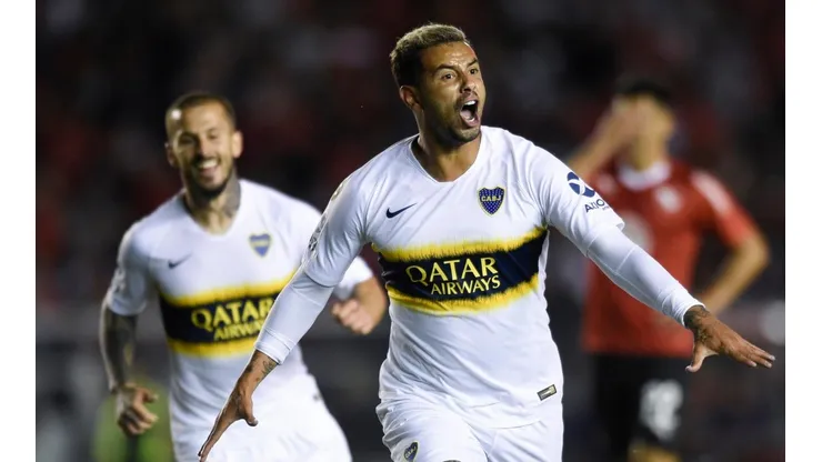 Edwin Cardona festejando un gol ante Independiente.