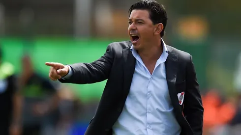 Gallardo dirigiendo en la cancha de Defensa y Justicia.