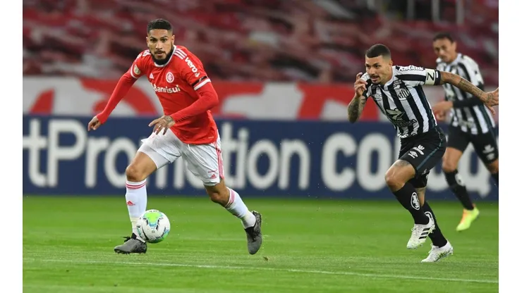 Guerrero recibió un gran centro y cabeceó para abajo.