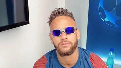 Neymar se puso lentes, agarró el trofeo de MVP y metió un fotón en Instagram