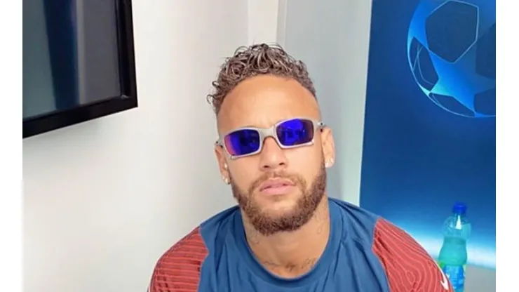 Neymar se puso lentes, agarró el trofeo de MVP y metió un fotón en Instagram