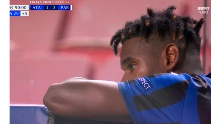 La cara de Duván Zapata en el banquillo tras la remontada del PSG al Atalanta.
