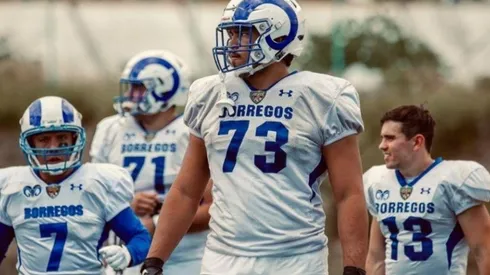 Isaac Alarcón sonríe por una medida de la NFL