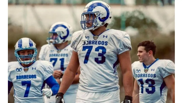 Isaac Alarcón sonríe por una medida de la NFL
