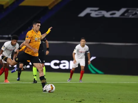 Bono le atajó un penal a Raúl Jiménez