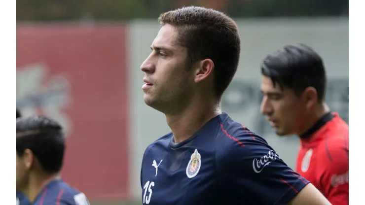 Santiago Ormeño mide 1.87 y juega de centro delantero.