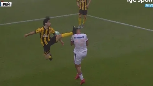 La patada voladora de Matías Britos.