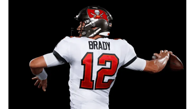 Tom Brady con el jersey de los Bucs (https://www.buccaneers.com/)