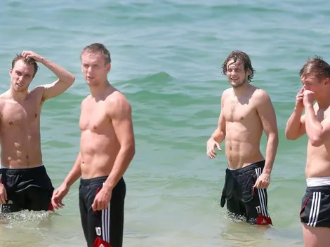 Tuvieron que borrarla: Ajax subió foto de 4 jugadores mirando a una chica en la playa