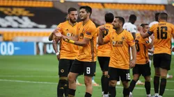 Raúl Jiménez puso el primer tanto de penal en la Europa League