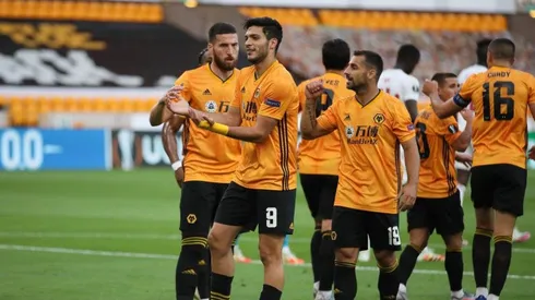 Raúl Jiménez puso el primer tanto de penal en la Europa League