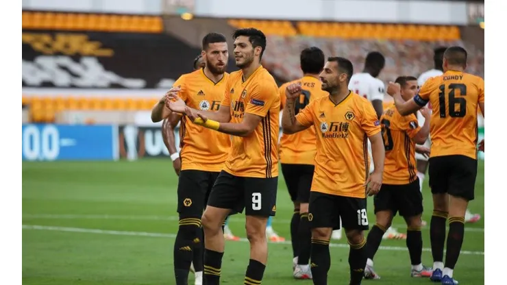 Raúl Jiménez puso el primer tanto de penal en la Europa League
