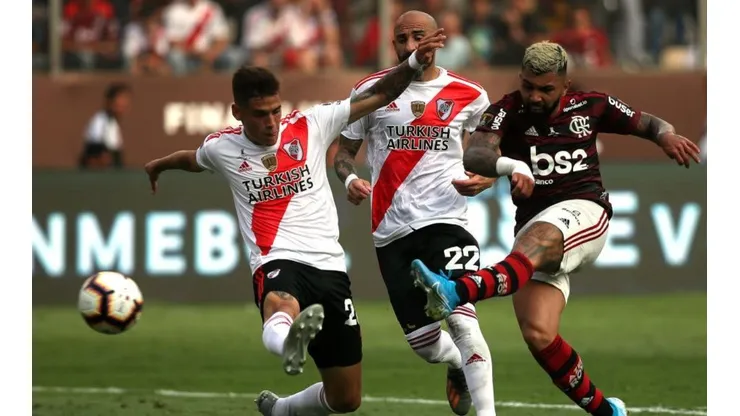 Gabriel Barbosa amargando a River en Lima, Perú.