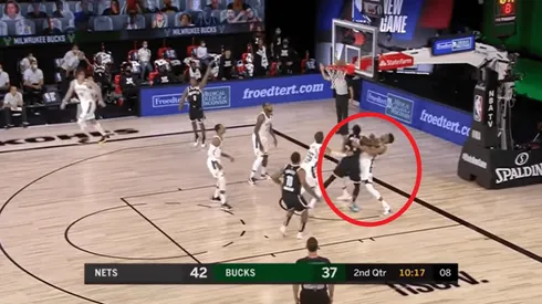 Jugada entre Giannis Antetokounmpo y Donta Hall (Captura de pantalla)