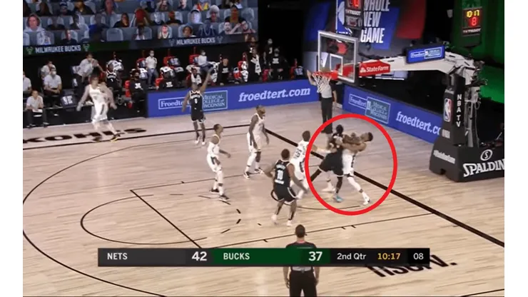 Jugada entre Giannis Antetokounmpo y Donta Hall (Captura de pantalla)