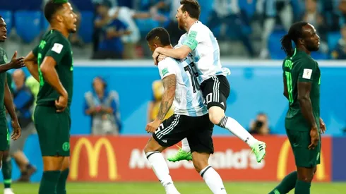 Foto de Marcos Rojo y Lionel Messi ante Nigeria.