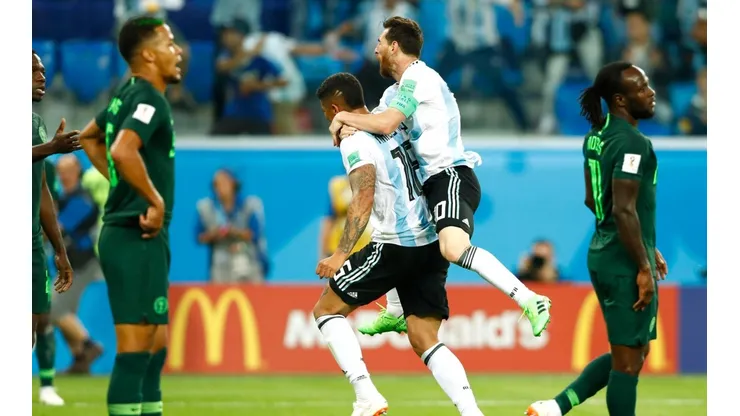 Foto de Marcos Rojo y Lionel Messi ante Nigeria.