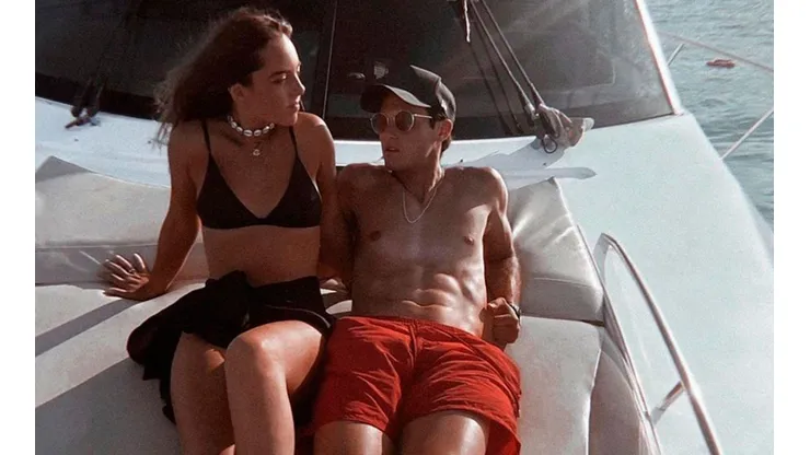 Santiago Giménez y su novia compartieron postales de su viaje a Cancún. (@ferserranoc)