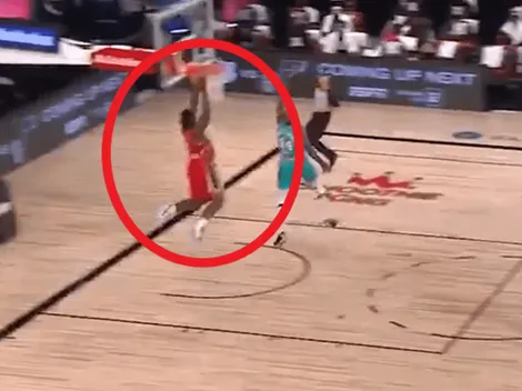 Locura total: Zion martilla un alley-oop desde el propio campo