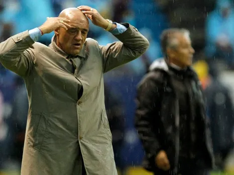 El Chelís les enseña a Dorlan Pabón y Hugo González a ponerse un cubrebocas