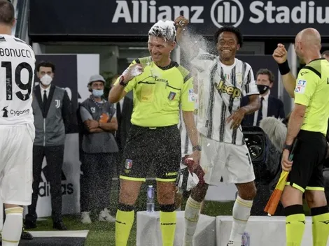 Es un travieso terrible: Cuadrado celebró con los árbitros y los llenó de espuma