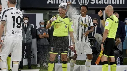 La travesura de Cuadrado a Gianluca Rocchi en su último partido como árbitro profesional.