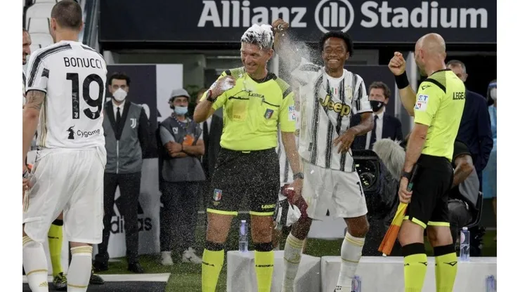 La travesura de Cuadrado a Gianluca Rocchi en su último partido como árbitro profesional.