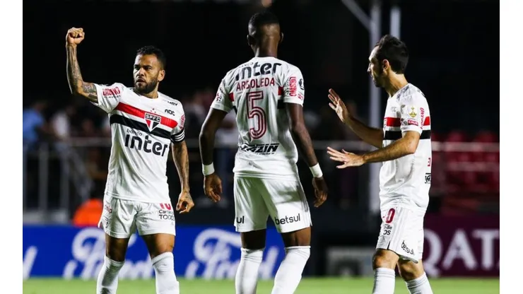 Dani Alves con la camiseta de Sao Paulo.