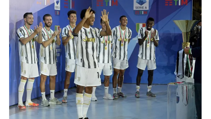 Juan Guillermo Cuadrado en el festejo de la Juventus por ser campeón de la Serie A 19/20.
