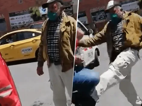 El patadón que se ganó un funcionario por pedirle a un anciano que se colocara bien el tapabocas