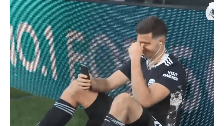 Emiliano Martínez salió campeón, agarró el celular y lloró como un nene