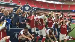 No podemos más: a Aubameyang se le cayó la FA Cup y la reacción fue épica