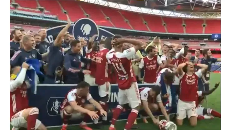 No podemos más: a Aubameyang se le cayó la FA Cup y la reacción fue épica
