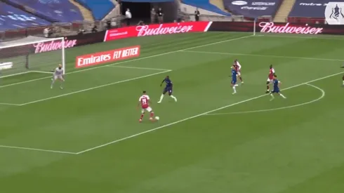 Humilló al defensor y después la picó: golazo épico de Aubameyang