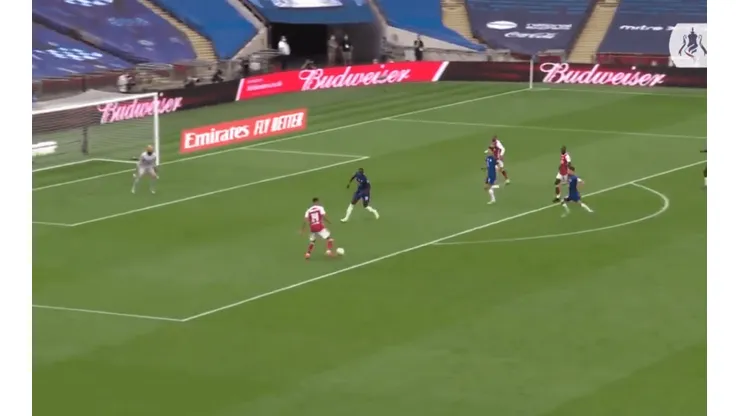 Humilló al defensor y después la picó: golazo épico de Aubameyang