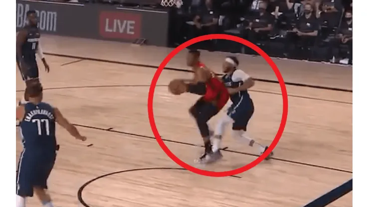 Russell Westbrook y Seth Curry (Captura de pantalla)