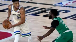 Giannis Antetokounmpo y Jaylen Brown (Getty)