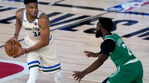 Giannis Antetokounmpo y Jaylen Brown (Getty)
