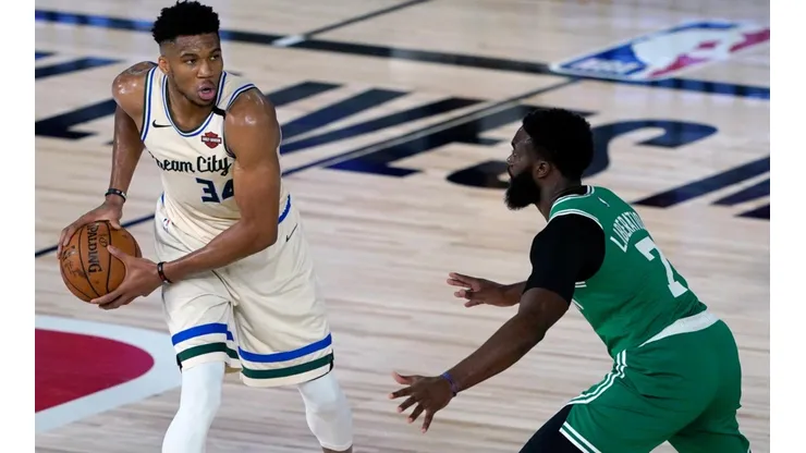 Giannis Antetokounmpo y Jaylen Brown (Getty)