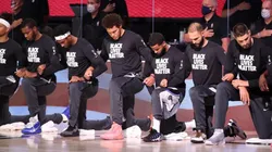 Todos, menos uno, en la NBA se arrodillaron en el himno