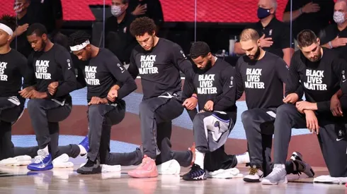 Todos, menos uno, en la NBA se arrodillaron en el himno
