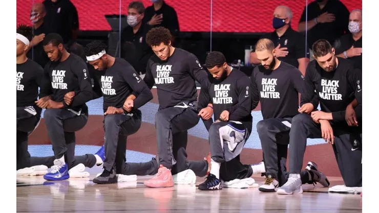 Todos, menos uno, en la NBA se arrodillaron en el himno