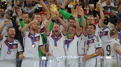 Höwedes levantando el trofeo. (Getty)