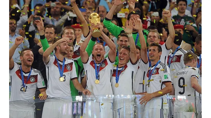 Höwedes levantando el trofeo. (Getty)