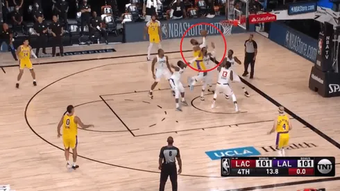 LeBron hace todo: rebote y doble para ganar el partido