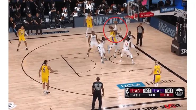 LeBron hace todo: rebote y doble para ganar el partido