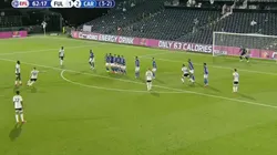 Si no es el peor tiro libre de la historia pega en el palo