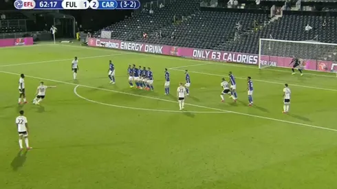 Si no es el peor tiro libre de la historia pega en el palo